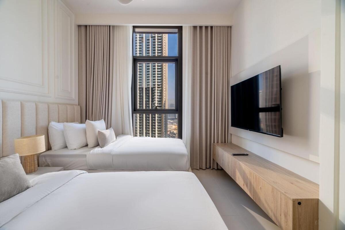 Burj Crown Luxury - 4br - Only Steps To Mall Apartment
