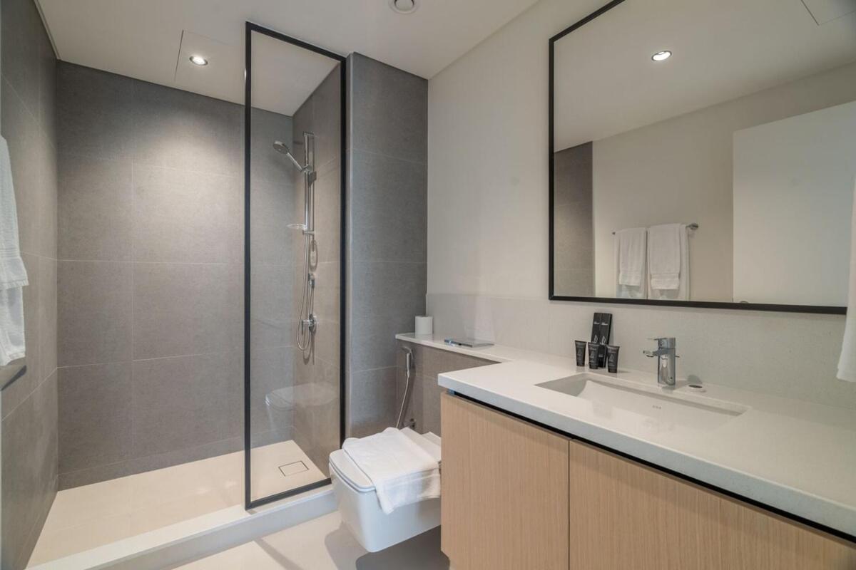 Burj Crown Luxury - 4br - Only Steps To Mall Apartment *